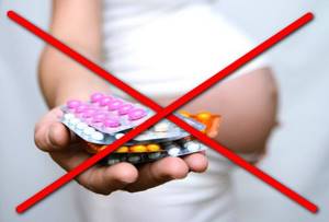 На фото: нельзя принимать таблетки на последних 10 неделях беременности