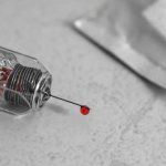 Шприц на белом фоне