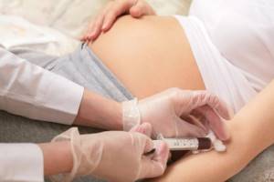 У беременной берут кровь на анализ хгч