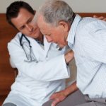 Врач и пожилой мужчина