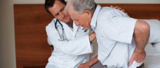 Врач и пожилой мужчина