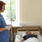 Врач разговаривает с пациенткой